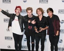 los angeles - 23 de novembro - 5 segundos de verão no american music awards de 2014 - sala de imprensa no nokia theatre em 23 de novembro de 2014 em los angeles, ca foto