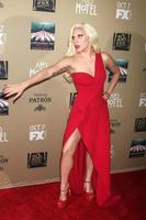 los angeles - 3 de outubro - lady gaga no american horror story - exibição de estreia no hotel nos 14 teatros regal em 3 de outubro de 2015 em los angeles, ca foto