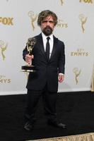 los angeles - 20 de setembro - peter dinklage no primetime emmy awards sala de imprensa no microsoft theater em 20 de setembro de 2015 em los angeles, ca foto