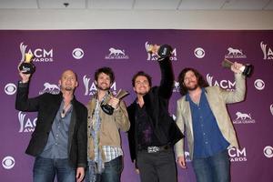 las vegas - 1 de abril - eli young band na sala de imprensa no 2012 academy of country music awards no mgm grand garden arena em 1 de abril de 2010 em las vegas, nv foto