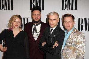 los angeles - 12 de maio - árvores de néon no bmi pop music awards no beverly wilshire hotel em 12 de maio de 2015 em beverly hills, ca foto