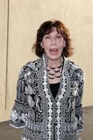 los angeles - 20 de maio - lily tomlin chega ao abc disney international upfronts no walt disney studios lot em 20 de maio de 2012 em burbank, ca foto