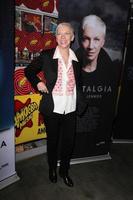 los angeles - 10 de outubro - annie lennox na aparição na loja para assinar nostalgia na amoeba records em 10 de outubro de 2014 em los angeles, ca foto