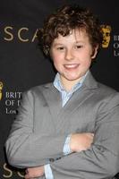 los angeles - 14 de janeiro - nolan gould chega à festa do chá da temporada de prêmios bafta 2012 no hotel four seaons em 14 de janeiro de 2012 em beverly hills, ca foto