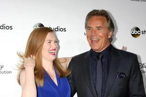 los angeles - 17 de maio - mireille enos, don johnson no abc international upfronts 2015 nos estúdios da disney em 17 de maio de 2015 em burbank, ca foto