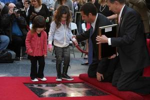 los angeles - 1 de fevereiro - adam sandler, com as filhas sunny e sadie na cerimônia de estrela da caminhada da fama de adam sandler em hollywood no w hotel em 1 de fevereiro de 2011 em hollywood, ca foto