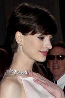 los angeles - 24 de fevereiro - anne hathaway chega aos 85th academy awards apresentando os oscars no dolby theatre em 24 de fevereiro de 2013 em los angeles, ca foto