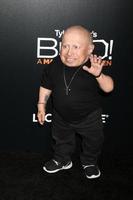 los angeles - 17 de outubro - verne troyer no tyler perry s boo a madea halloween estréia no arclight hollywood em 17 de outubro de 2016 em los angeles, ca foto