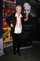 los angeles - 10 de outubro - annie lennox na aparição na loja para assinar nostalgia na amoeba records em 10 de outubro de 2014 em los angeles, ca foto