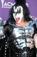 las vegas - 1 de abril - gene simmons chega aos prêmios da academia de música country 2012 no mgm grand garden arena em 1 de abril de 2010 em las vegas, nv foto