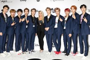 los angeles - 6 de outubro nct 127, meghan trainor at the mickey s 90th espetacular gravação no shrine auditium em 6 de outubro de 2018 em los angeles, ca foto