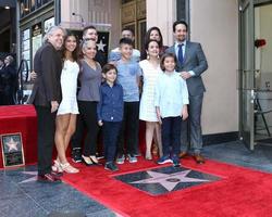 los angeles - 30 de novembro - vanessa nadal, lin-manuel miranda, família na cerimônia da estrela lin-manuel miranda na calçada da fama de hollywood em 30 de novembro de 2018 em los angeles, ca foto