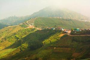 estrada da montanha, no parque nacional de phu hin rong kla phetchabun foto