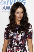 los angeles - 9 de dezembro - abigail spencer chega ao 2011 american dando prêmios no dorothy chandler pavilion em 9 de dezembro de 2011 em los angeles, ca foto