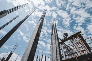 vista de ângulo baixo de uma casa em construção contra o céu azul foto