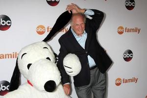 los angeles - 4 de agosto - snoopy, lee mendelson na festa abc tca summer press tour 2015 no beverly hilton hotel em 4 de agosto de 2015 em beverly hills, ca foto