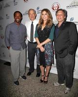 los angeles - 8 de dezembro - anthony mackie, tom hanks, rita wilson, ben donenberg no 25º anuário simplesmente shakespeare no palco amplo em 8 de dezembro de 2015 em santa monica, ca foto