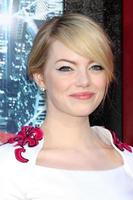 los angeles - 28 de junho - emma stone chega na estréia do incrível homem-aranha no teatro da vila em 28 de junho de 2012 em westwood, ca foto