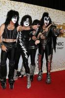 los angeles - 19 de setembro - paul stanley, tommy thayer, cantor eric, gene simmons, beijo no tapete vermelho vencedor do america s got talentos coroas no teatro dolby em 19 de setembro de 2018 em los angeles, ca foto