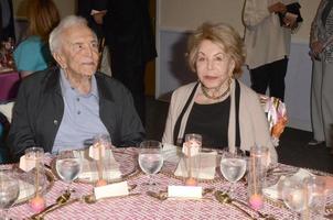 los angeles - 4 de maio kirk douglas, anne douglas no 25º aniversário do centro de anne douglas na missão la em 4 de maio de 2017 em los angeles, ca foto