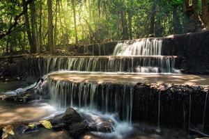 Cachoeira "huay mae kamin" na província de Kanchanaburi, Tailândia