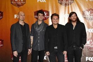 los angeles - 5 de dezembro - mike eli, chris thompson, james young e jon jones da eli young band na sala de imprensa do american country awards 2011 no mgm grand garden arena em 5 de dezembro de 2011 em las vegas, nv foto