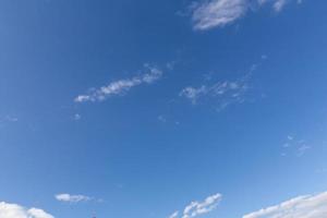 nuvens brancas, flutuando e se formando com um céu azul ao fundo foto