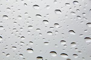 gotas de água e contas de água em vidro transparente. foto