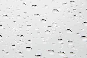 gotas de água e contas de água em vidro transparente. foto
