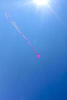 pipa rosa voando com céu azul na Alemanha. foto