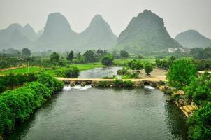 paisagem montanhosa cárstica do rio guilin li em Yangshuo