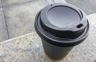 café preto em xícara branca no aeroporto da grécia. foto