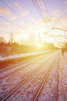 paisagem de inverno à noite com a estação ferroviária foto