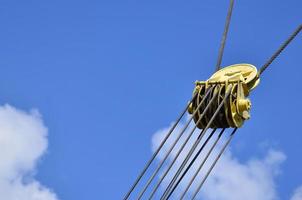 bobina para o cabo de ferro no guindaste de torre contra o céu azul. componente mecânico para operação de guindaste foto