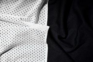 fundo de textura de tecido de roupas esportivas. vista superior da superfície têxtil de pano de nylon de poliéster branco. camisa de basquete colorida com espaço livre para texto foto