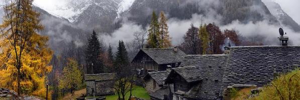 panorama alpino da pequena aldeia foto