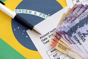 caneta com notas de dinheiro brasileiro em branco do jogo de loteria. conceito de sorte e jogos de azar no brasil foto