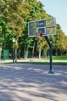 quadra de basquete de rua vazia. para conceitos como esportes e exercícios e estilo de vida saudável foto