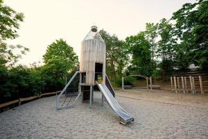 brinquedo de parque infantil de slide de foguete situado no parque público. foto