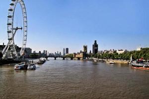 londres no reino unido em 2019 uma vista do rio tâmisa em londres em um dia ensolarado foto