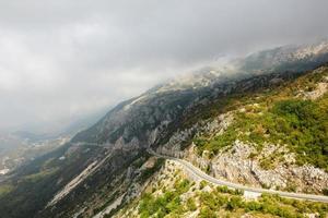 a estrada da montanha em montenegro foto