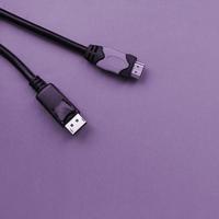 plugue de cabo de computador hdmi de áudio e vídeo e conector banhado a ouro de 20 pinos para uma conexão perfeita no pano de fundo roxo foto