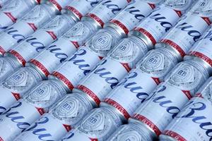 sumy, ucrânia - 01 de agosto de 2021 muitas latas de cerveja de álcool budweiser lager - budweiser é uma marca da anheuser-busch inbev foto