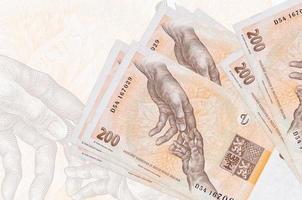 200 contas de coroa checa encontra-se na pilha no fundo da grande nota semitransparente. apresentação abstrata da moeda nacional foto