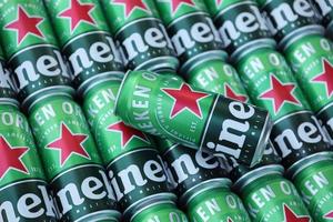 kharkov, ucrânia - 31 de julho de 2021 latas verdes de cerveja heineken lager produzidas pela cervejaria holandesa heineken nv foto