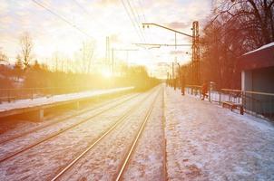 paisagem de inverno à noite com a estação ferroviária foto