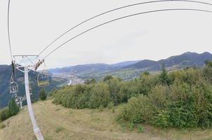 o sistema de teleférico no fundo do monte makovitsa, uma das montanhas dos cárpatos foto