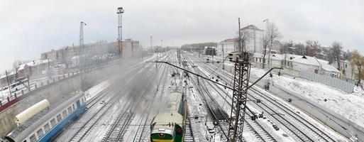 paisagem de kharkiv com trilhos de trem perto da estação ferroviária sul. foto olho de peixe com distorção artística