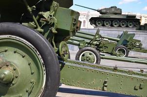 foto de três armas da união soviética da segunda guerra mundial no contexto do tanque verde t-34