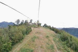 o sistema de teleférico no fundo do monte makovitsa, uma das montanhas dos cárpatos foto